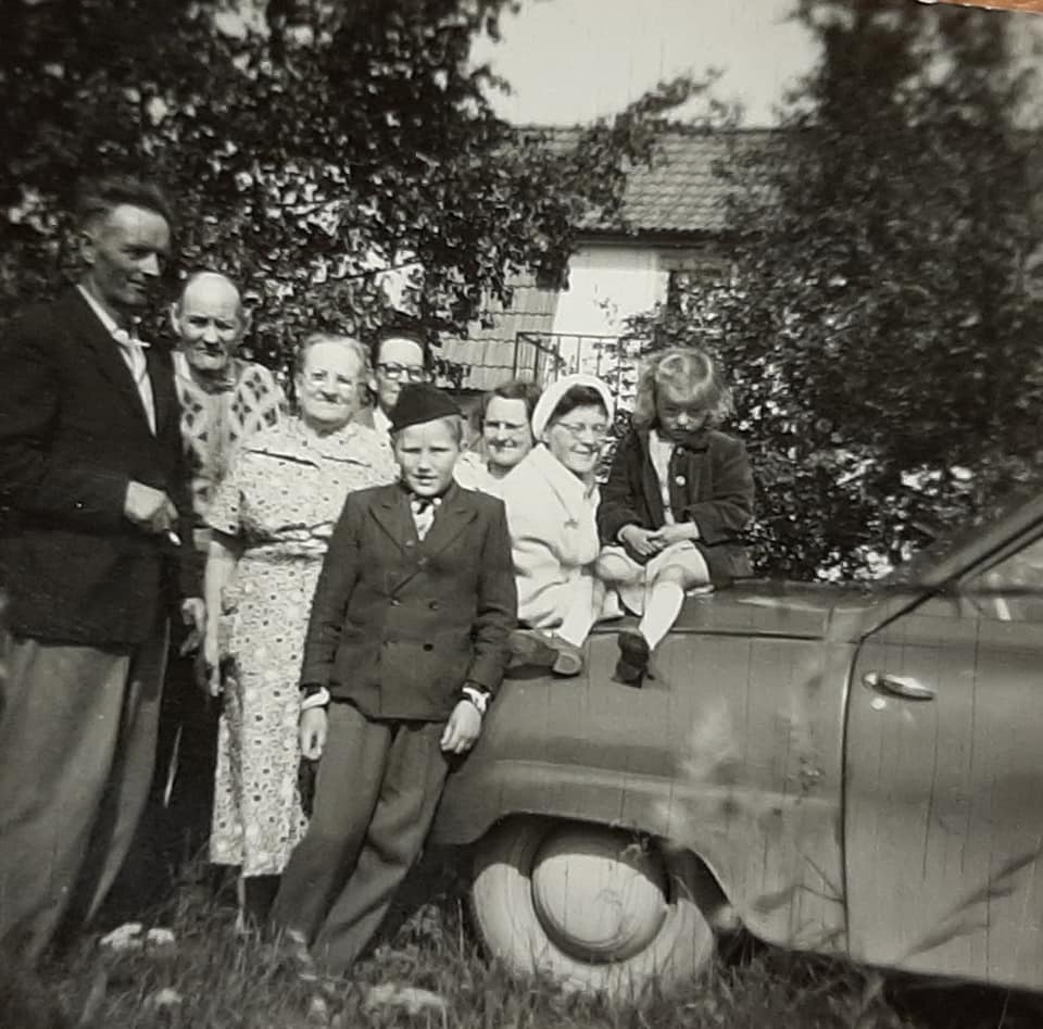 Min mors mormor Hilma och morfar Emil, farbror Filip och kusin Leif utanför Bäckebo nära Tegelbruket i Ljung.
